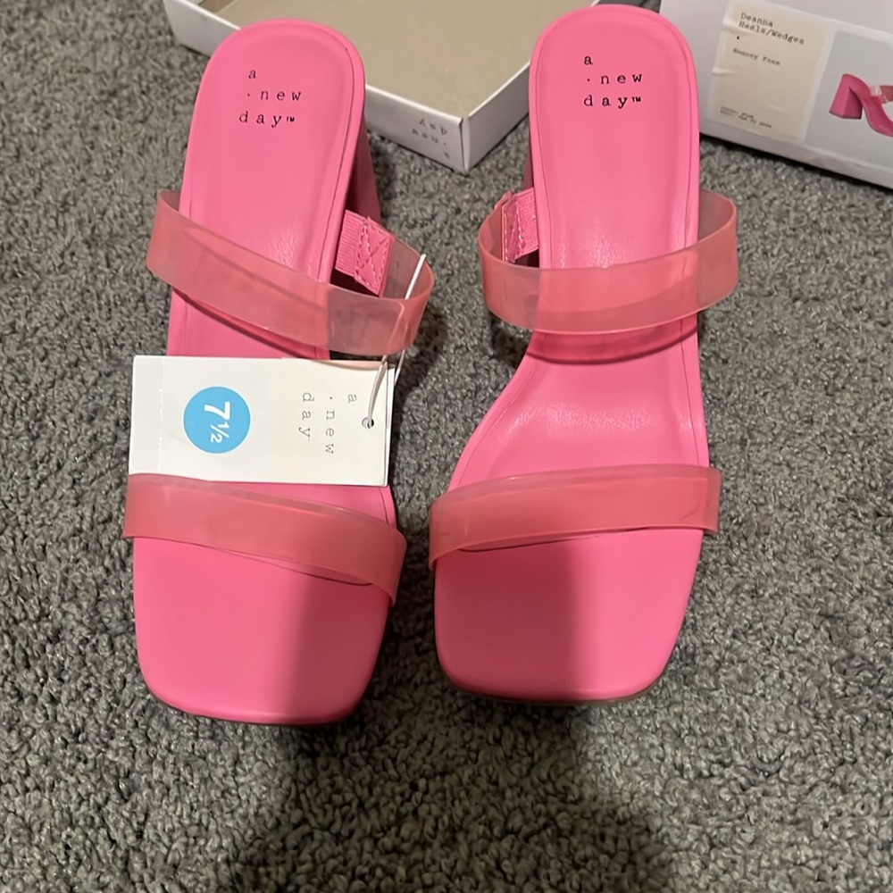 NWT Daisy Fuentes Pink Deanna Heels  SZ 7.5